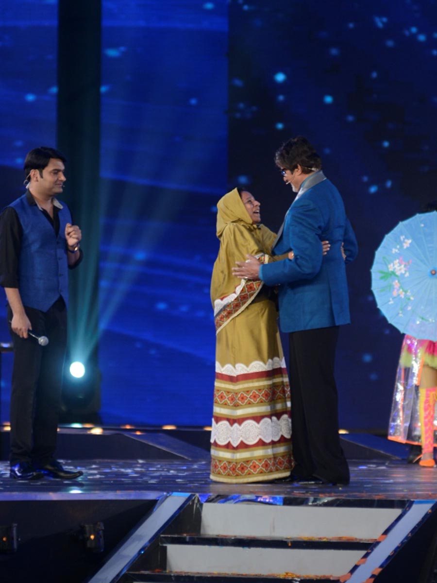  Mr. Amitabh Bachchan interacting with his fans in the grand opening of KBC season 8