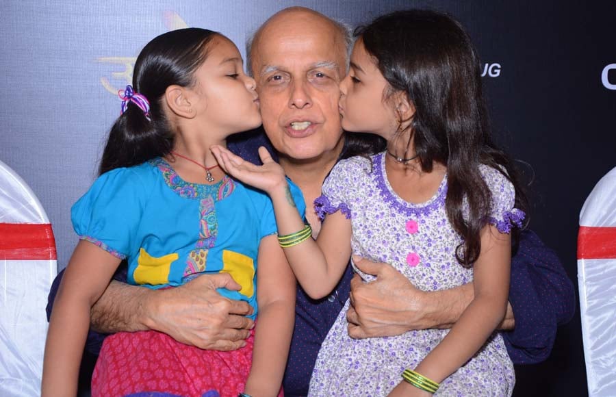 Spandan Chaturvedi as Chakor and Tasheen Shah as Imli place a peck on Mahesh Bhatt's cheek at the launch of Udann