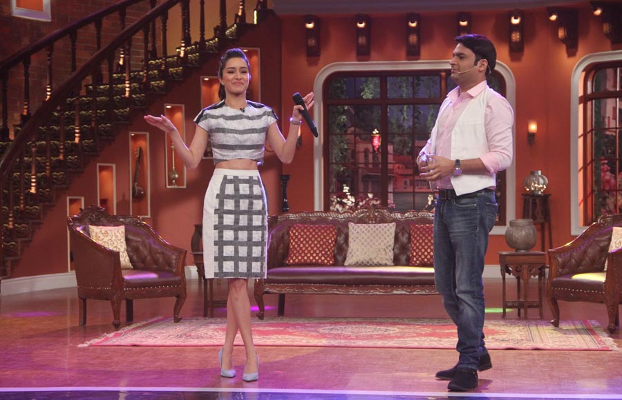 Shraddha Kapoor showing her penguin moves to Kapil Sharma 