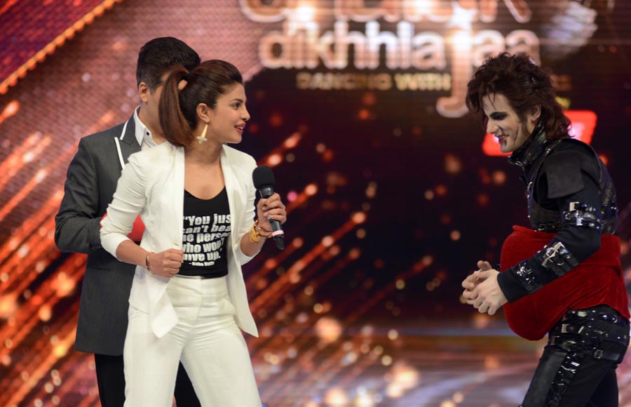  Priyanaka Chopra showing her boxing skills on the sets of Jhalak Dikhhla Jaa