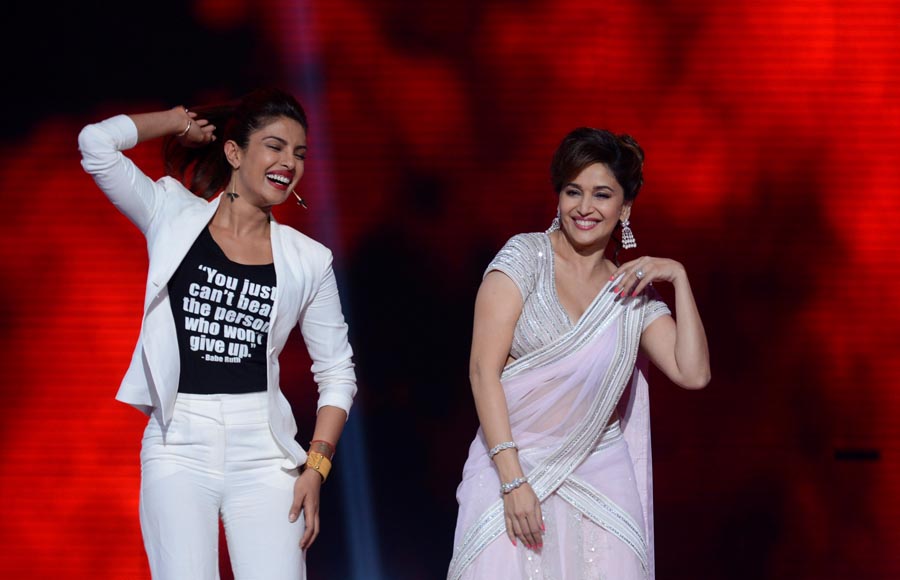  Priyanka Chopra dancing with Madhuri Dixit Nene on ramleela on the sets of Jhalak Dikhhla Jaa