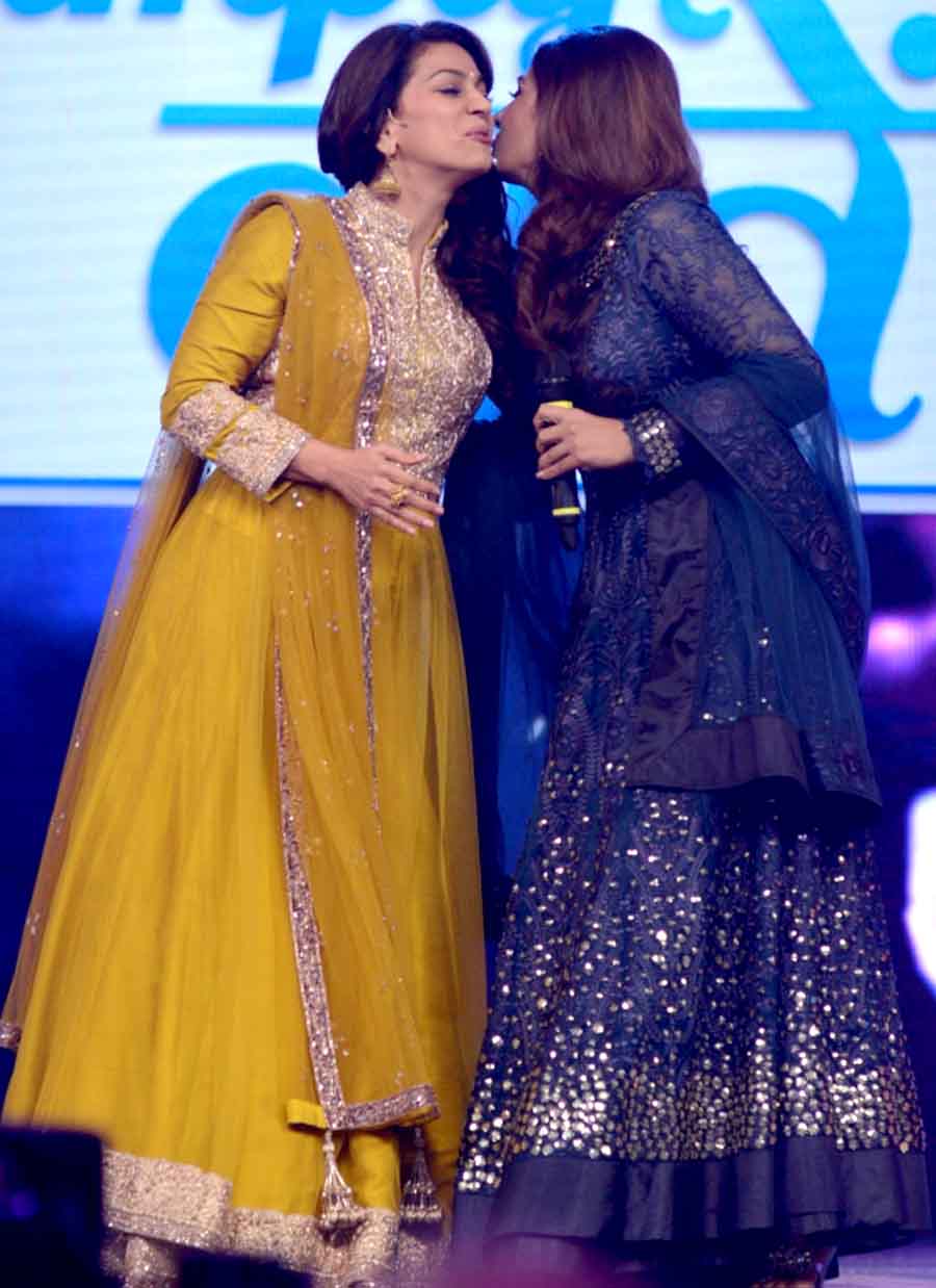  Juhi Chawla and Raveena Tandon