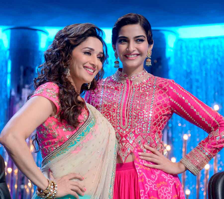  Madhuri Dixit Nene with Sonam Kapoor