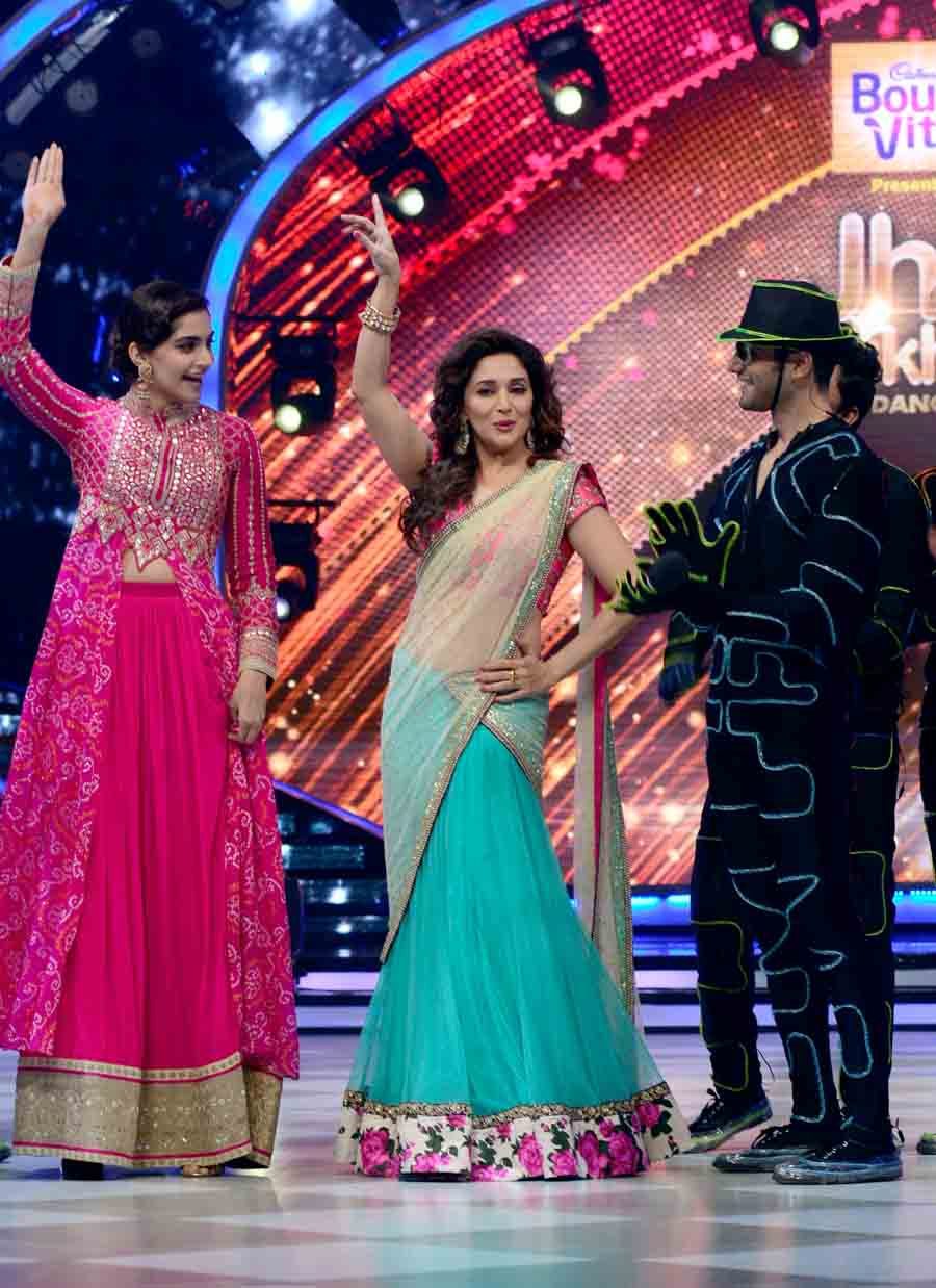  Sonam Kapoor and Madhuri Dixit Nene