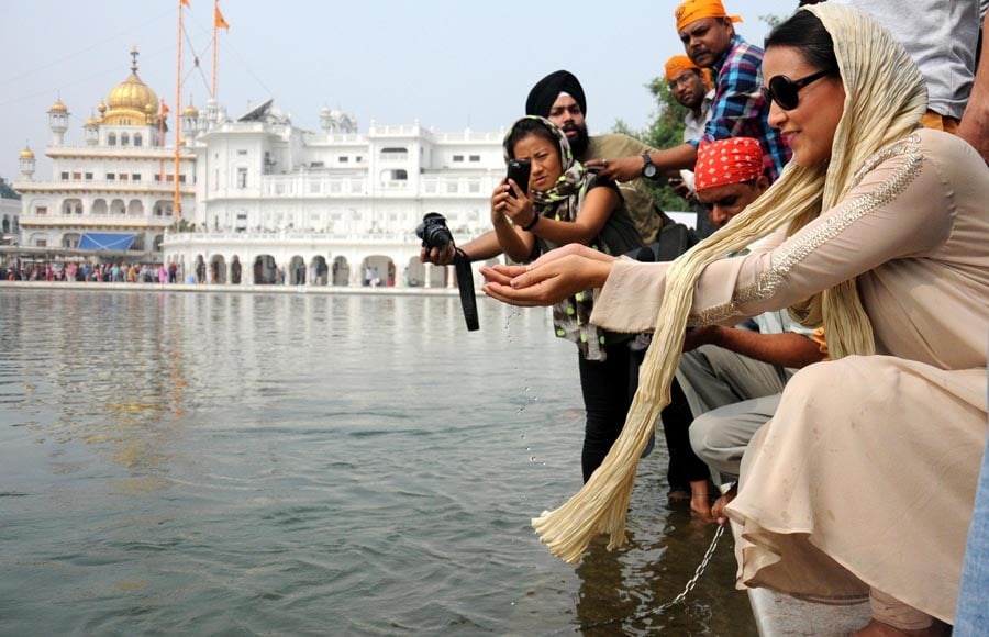 Ekkees Toppon Ki Salaami cast visit Golden Temple