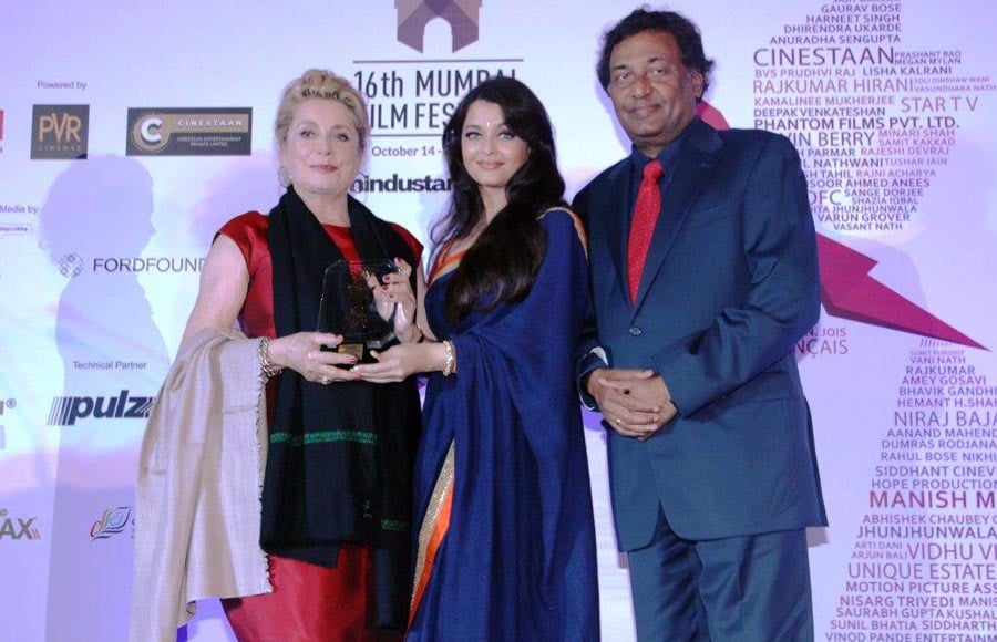 Catherine Deneuve recieving the lifetime achievement award from Aishwarya Rai Bachchan Niraj Bajaj MD, Bajaj Auto