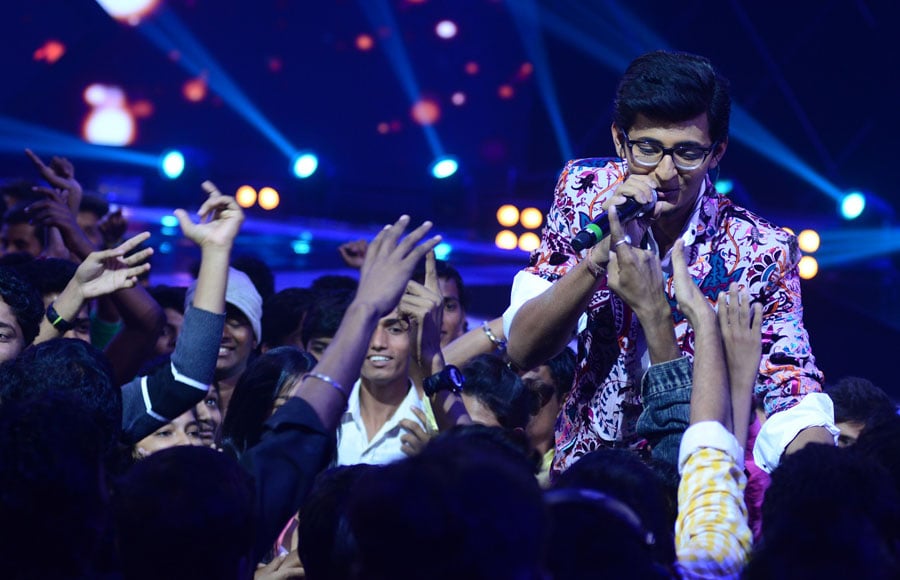 Darshan performing on India's Raw Star