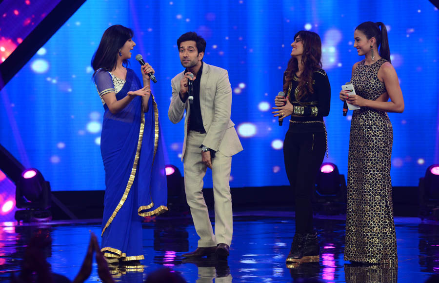 Aditya (Nakuul Mehta) and Pankhudi (Disha Parmar) along Akasha and Gauhar Khan on India