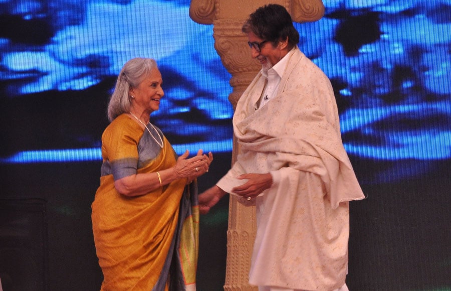 Amitabh Bachchan greets Waheeda Rehman