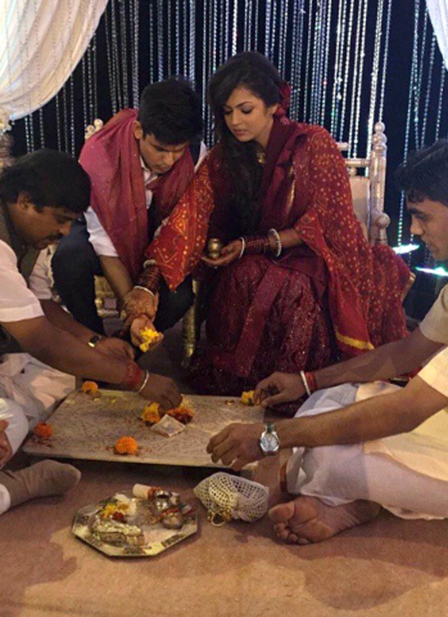 Weddings pics of Drashti Dhami and Neeraj Khemka