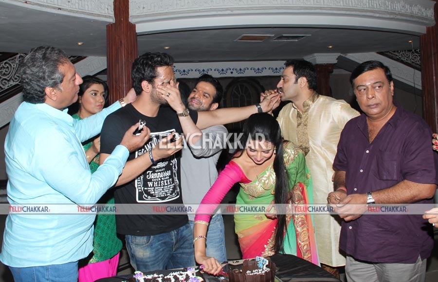 Aly Goni's birthday celebration on the sets of 'Yeh Hai Mohabbatein'