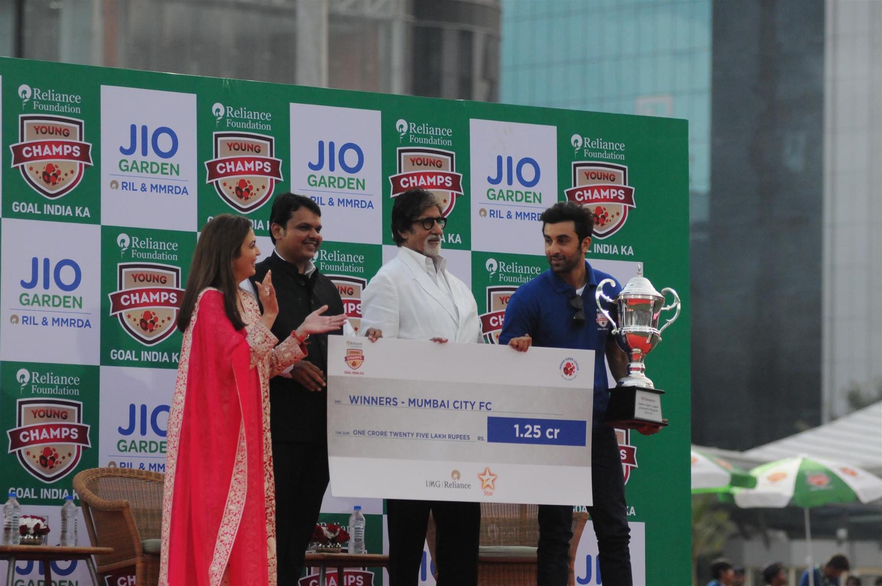 Nita Ambani, Founder and Chairperson, Reliance Foundation, Chief Minister Devendra Fadnavis, Bollywood actor Amitabh Bachchan presents a trophy a cheque of Rs 1.25 crore to Bollywood actor and Mumbai FC footbal team owner Ranbir Kapoor