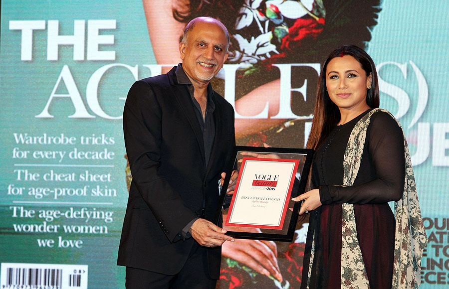 Alex Kuruvilla (Managing Director, CondĂ© Nast India presenting the award for `Ageless Beauty` to Rani Mukerji