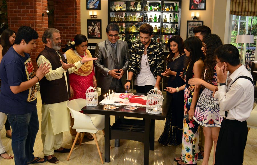 Karan Kundra's 'birthday' celebration on his show's set