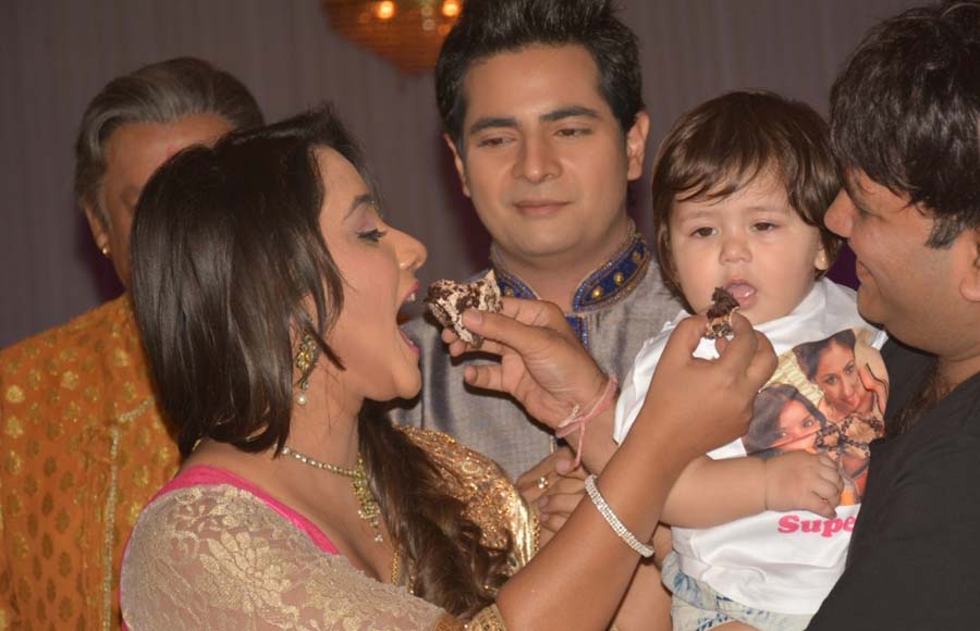 Nidhi Uttam's birthday bash on the sets of Yeh Rishta...