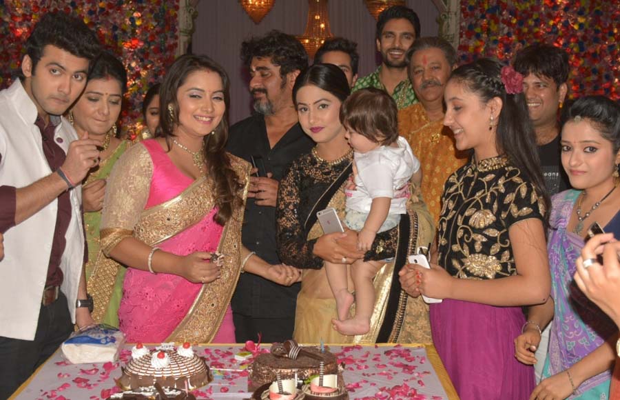 Nidhi Uttam's birthday bash on the sets of Yeh Rishta...