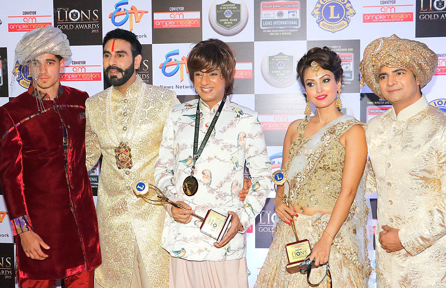 Sandip Soparrkar with Rohit Verma, Nisha Rawal and Karan Mehra 