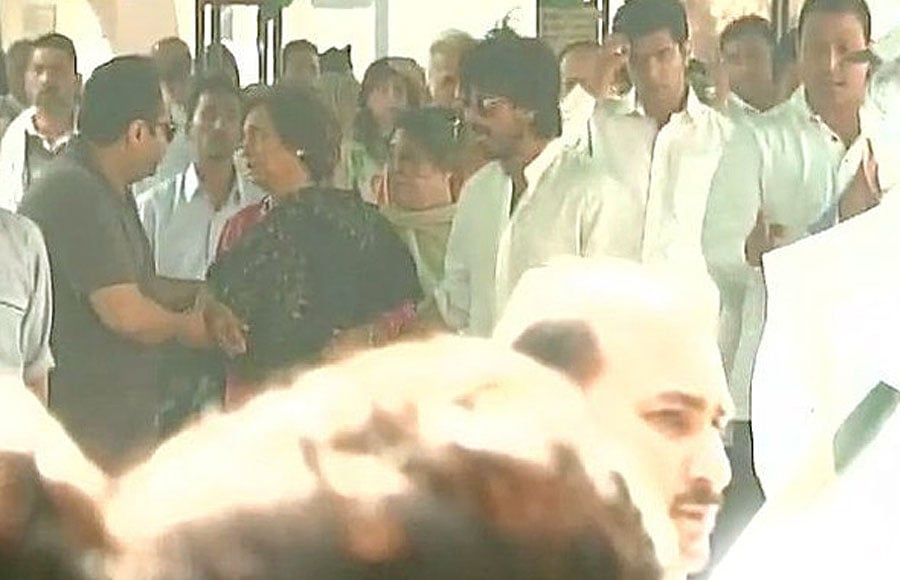 Shah Rukh Khan attends father-in-law's funeral in Delhi