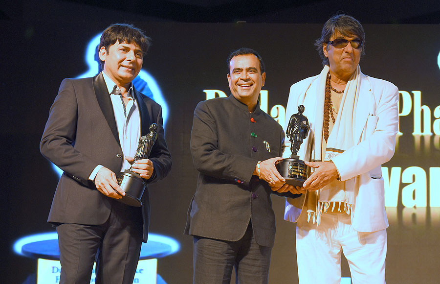 Yogesh Lakhani being awarded by Sudesh Lahiri and Mukesh Khanna