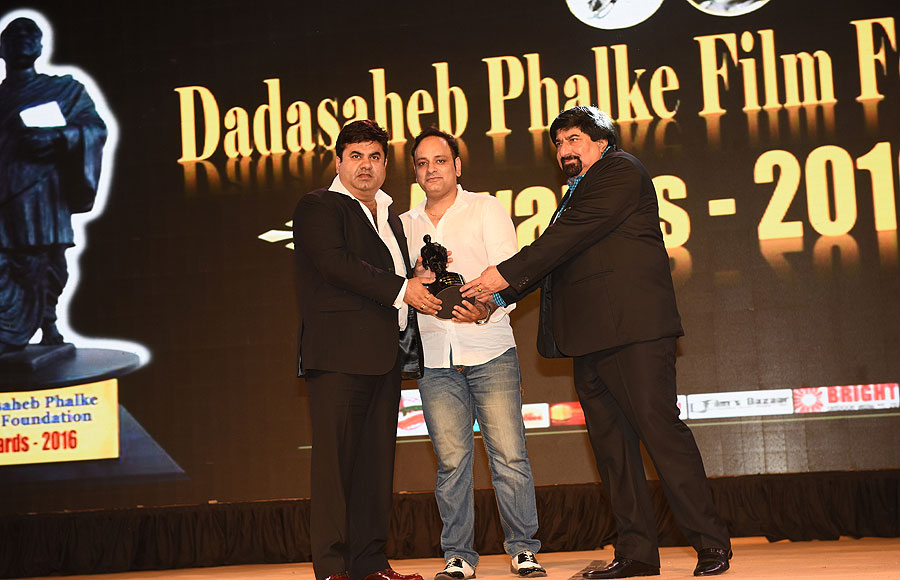 Prashant Virendra Sharma awarding Umesh Sharma 