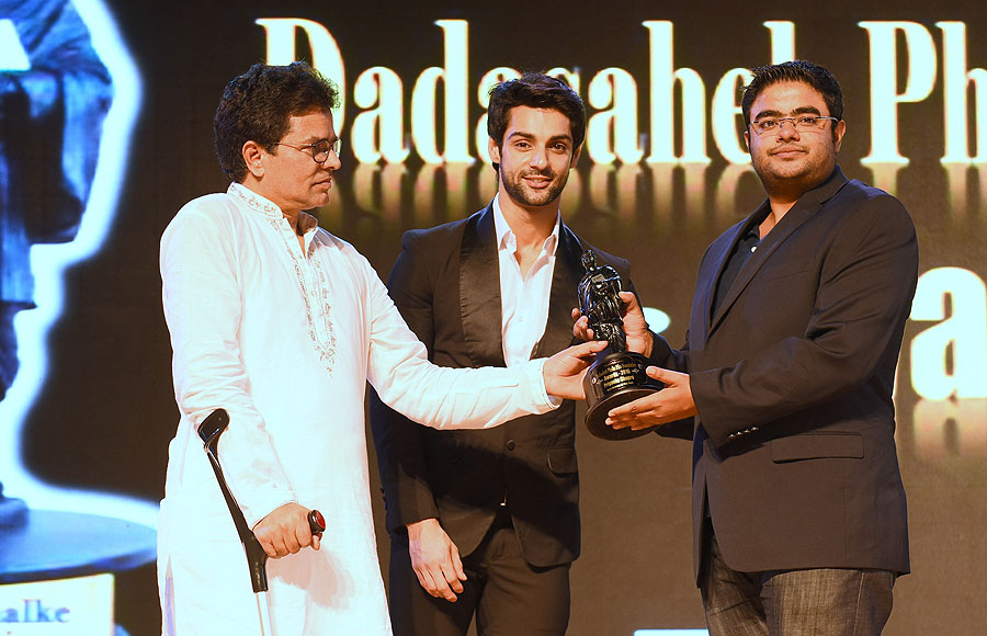 Ashfaque Khopekar with Karan Wahi  awarding Siddharth Chopra (receiving on behalf of Priyanka Chopra) 