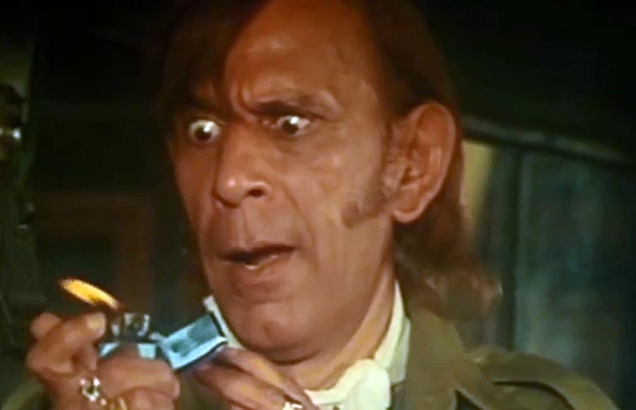 Razzak Khan in Aamdani Atthani Kharcha Rupaiyaa 