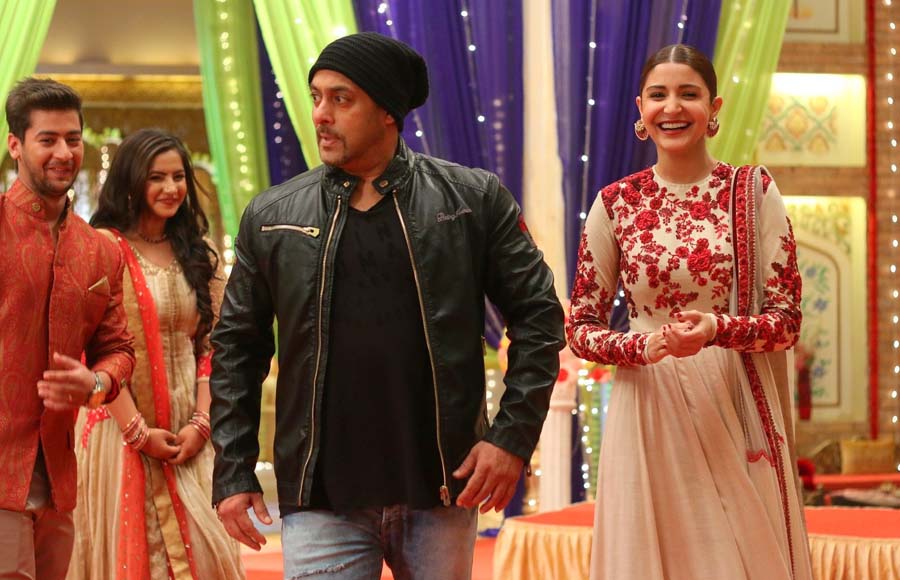 Salman Khan, Anushka Sharma with Meera Deosthale and Paras Arora