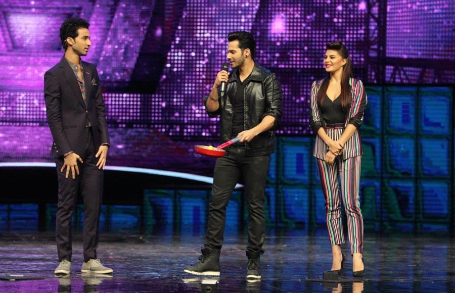 Varun Dhawan and Jacqueline Fernandez with host Raghav Juyal