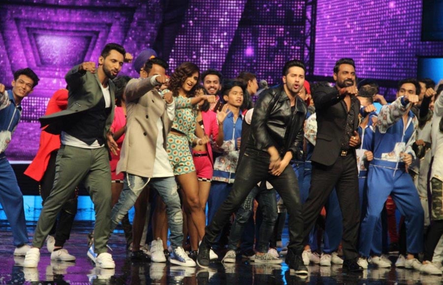 Varun Dhawan dancing with Remo and the three captains and contestants 