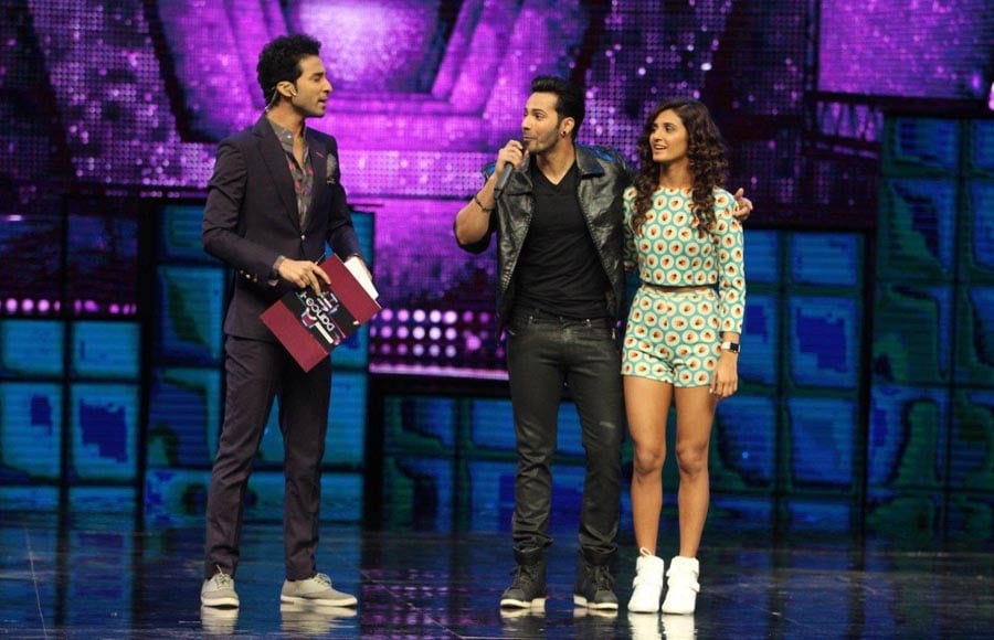 Varun Dhawan with captian Shakti Mohan and host Raghav Juyal