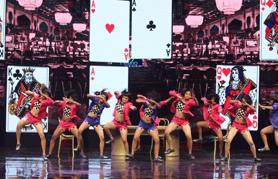 Varun Dhawan dancing with Remo and the three captains and contestants 