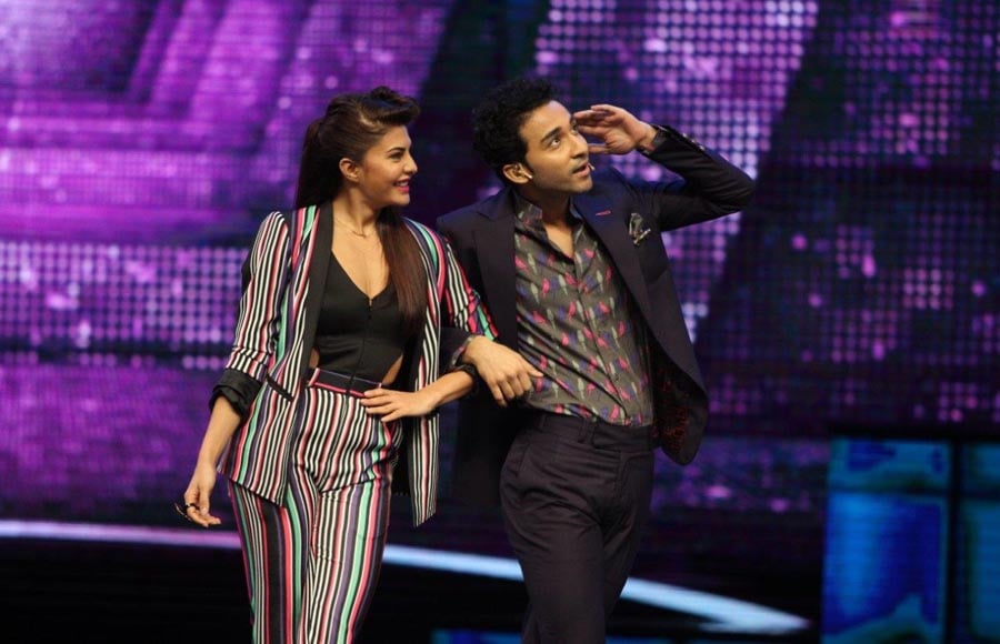 The host Raghav Juyal with actress Jacqueline Fernandez