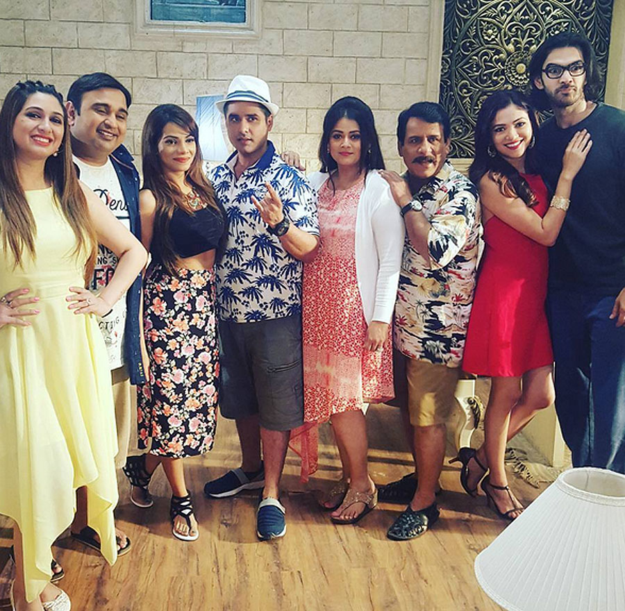 Kant family (Bahu Humari Rajni_Kant)