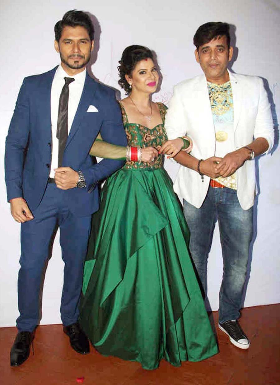 Ravi Kishan with Sambhavna and Avinash