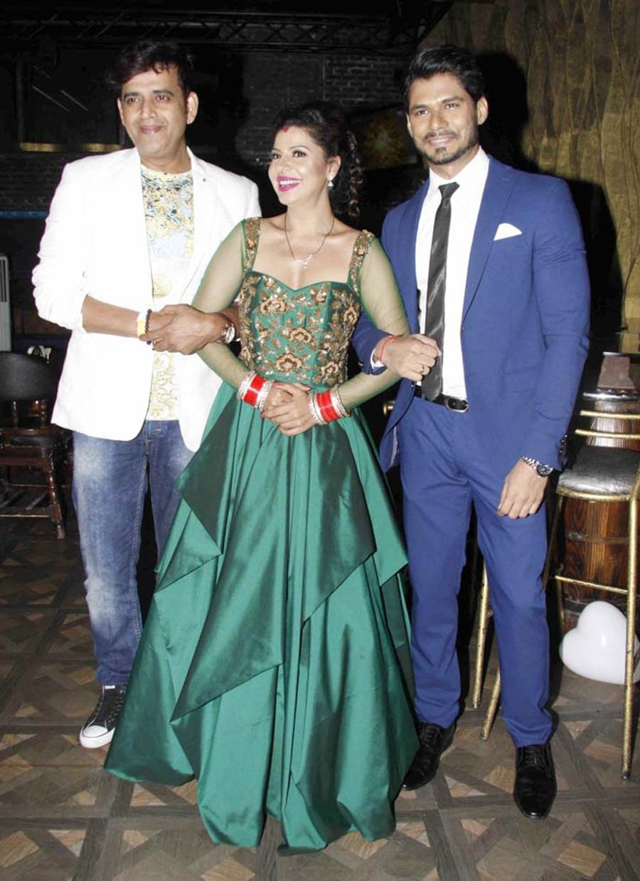 Ravi Kishan with Sambhavna and Avinash