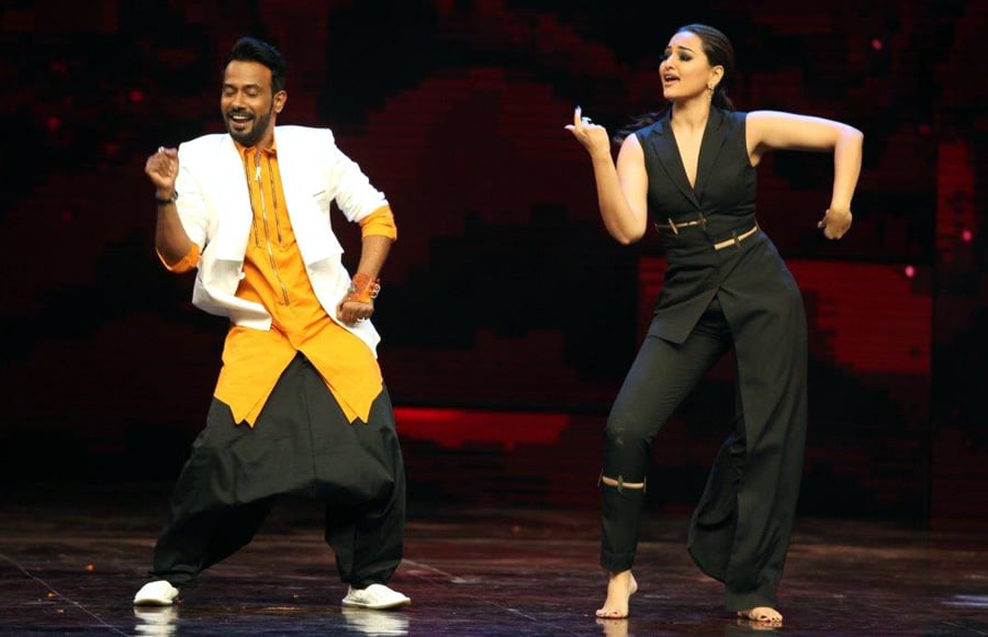 Sonakshi Sinha dancing with captain Dharmesh 