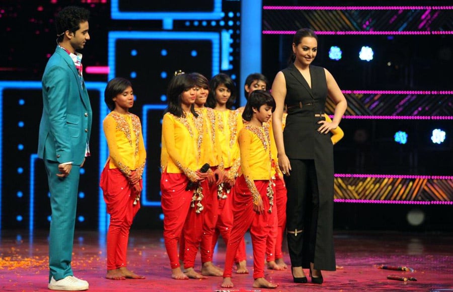 Sonakshi Sinha doing a catwalk with contestants Elli Angels 