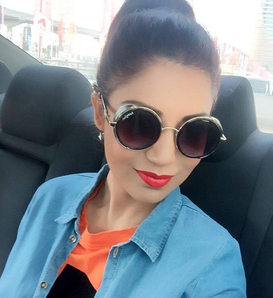 Debina Bonnerjee was robbed as she waited for her spot boy to hand her the commodities she required. Debina lost one gold ring, some ATM cards, her driving license and Rs 3000. The bag was an expensive one and it also contained some cosmetic products. The actress filed the complaint with the police but the efforts were in vain.