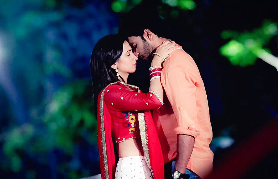 Atharv-Vividha get STEAMY!