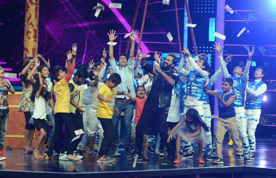 Riteish Deshmukh and Host Raghav Juyal 
