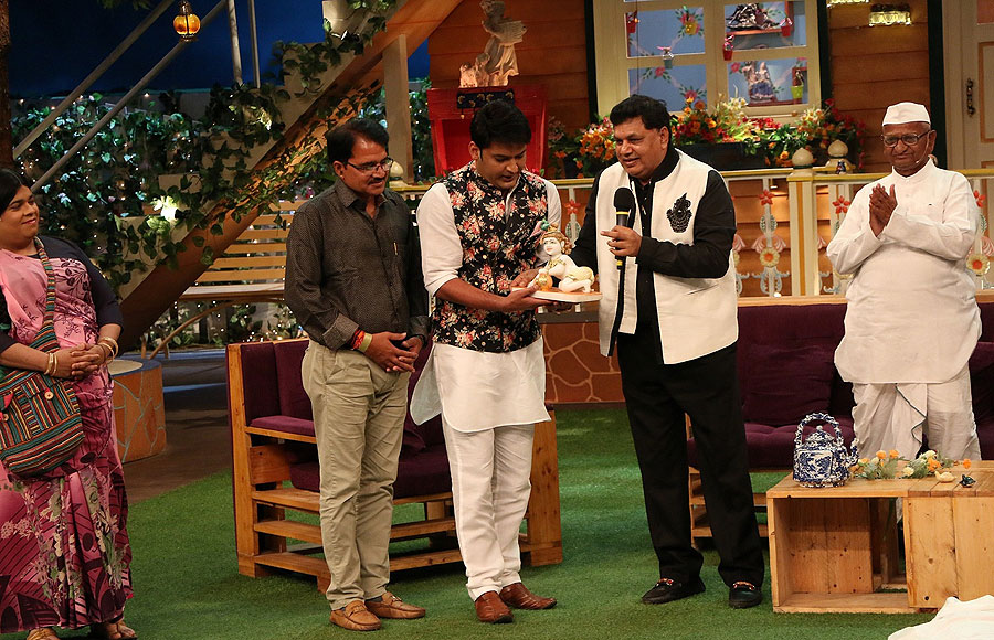 Anna Hazare and Shashank Udapurkar on The Kapil Sharma Show