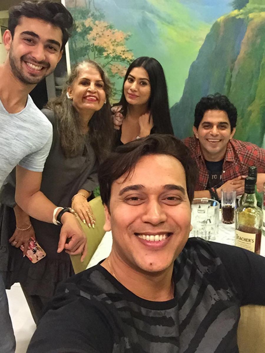 Vivek Dahiya's ROCKING birthday party!