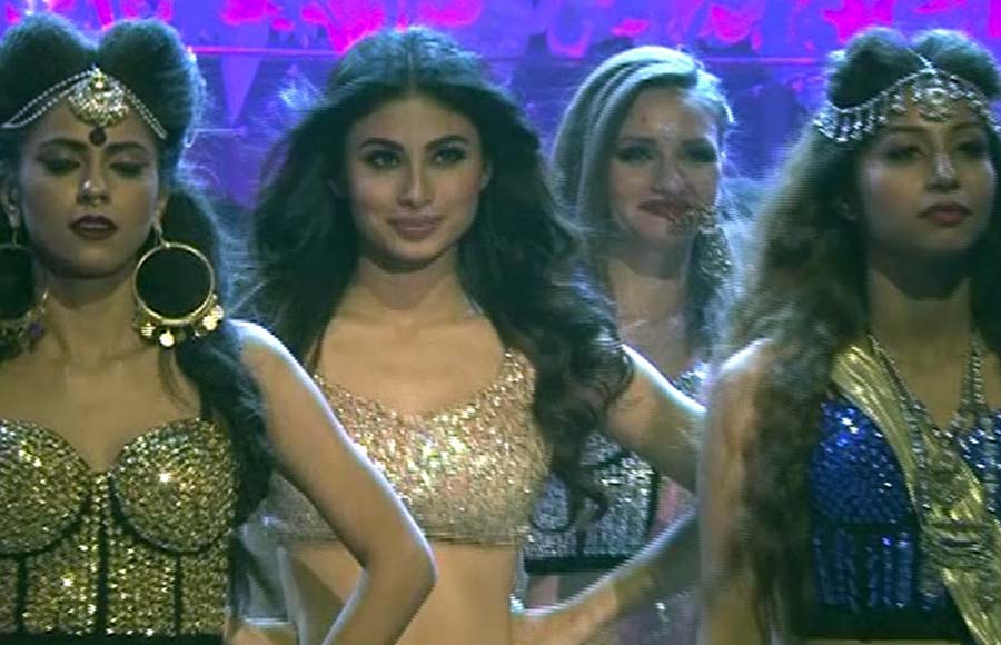 Mouni Roy (Nachna Aaonda Nahin - Tum Bin 2)