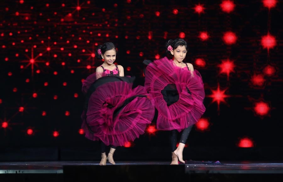 Alia Bhatt on the set of Sony TV's Super Dancer