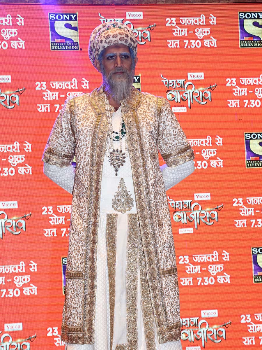 Aurangzeb, played by Rahul Singh, will be shown as a tired but still confident old man. Though withdrawn, he wanted to go past the Marathas. His long life was credited to endless work, prayer and religious exercises. He held the dream of overtaking Babar in his achievements.