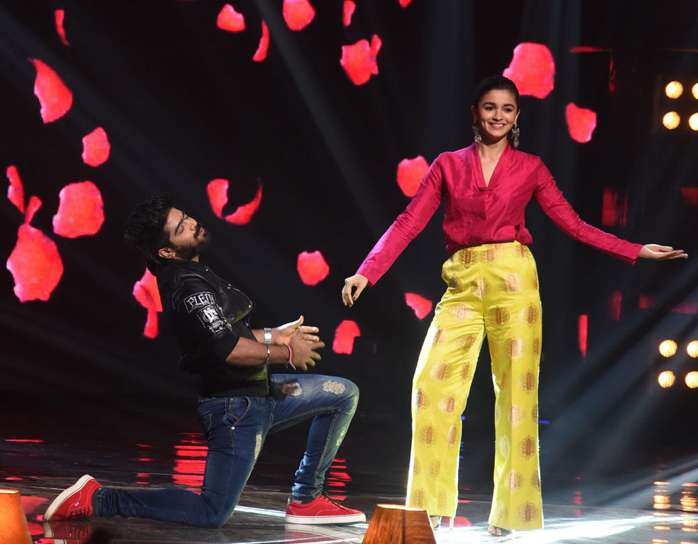 Varun and Alia promote 'Badrinath Ki Dulhania' on Indian Idol