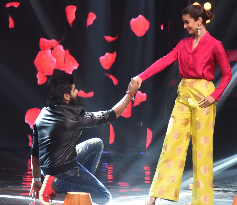 Varun and Alia promote 'Badrinath Ki Dulhania' on Indian Idol