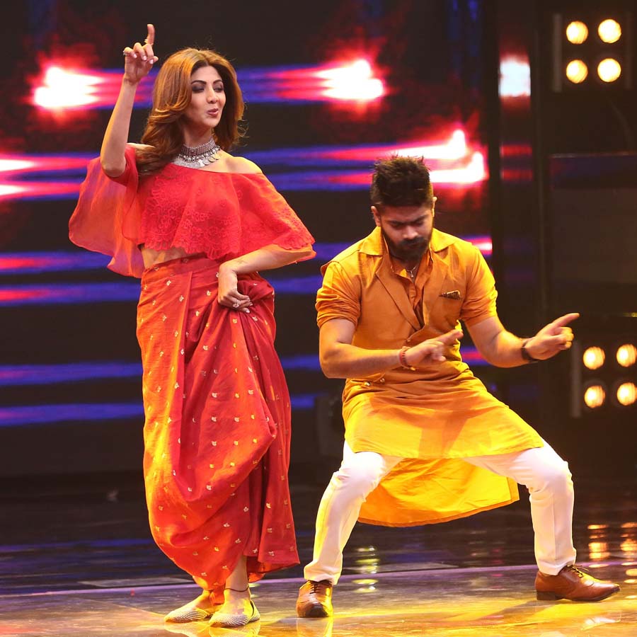 Shilpa Shetty on the sets of Indian Idol 9