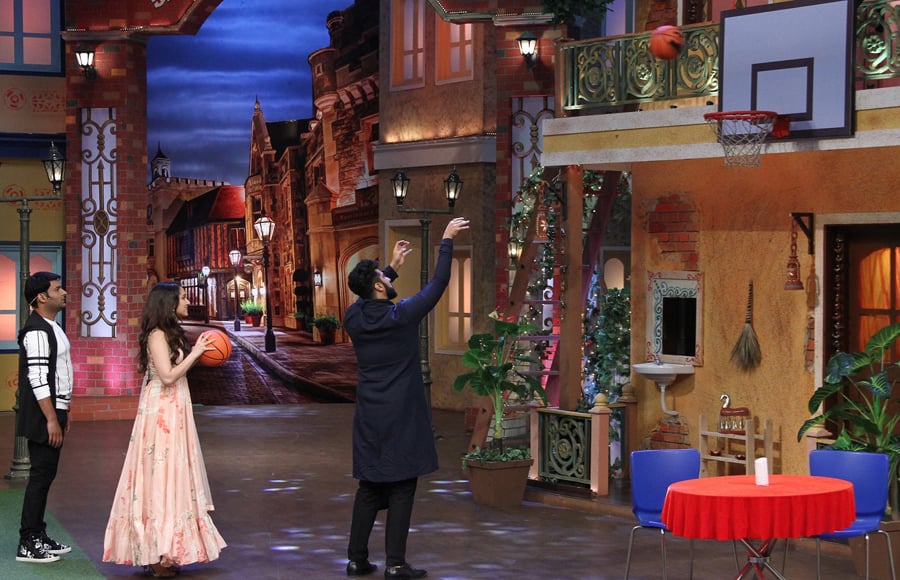 Shraddha Kapoor & Arjun play basketball on The Kapil Sharma Show