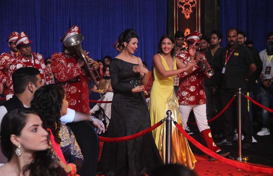 Divyanka Tripathi & Surbhi Chandna's entry at STAR Parivaar Awards